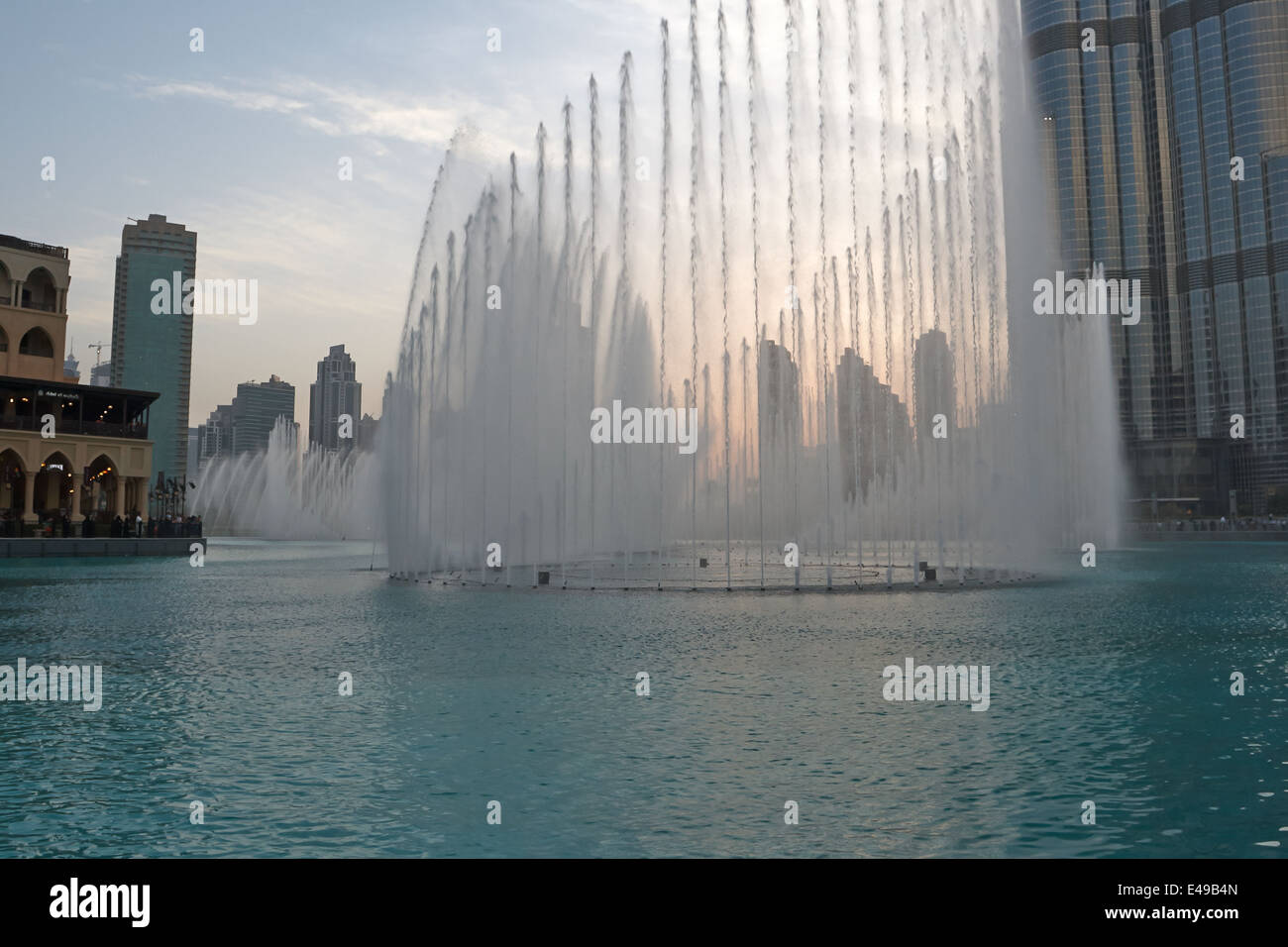 Fontana di Dubai - La fontana musicale, che si trova in un lago artificiale in una zona di ​​over 12 ettari Foto Stock