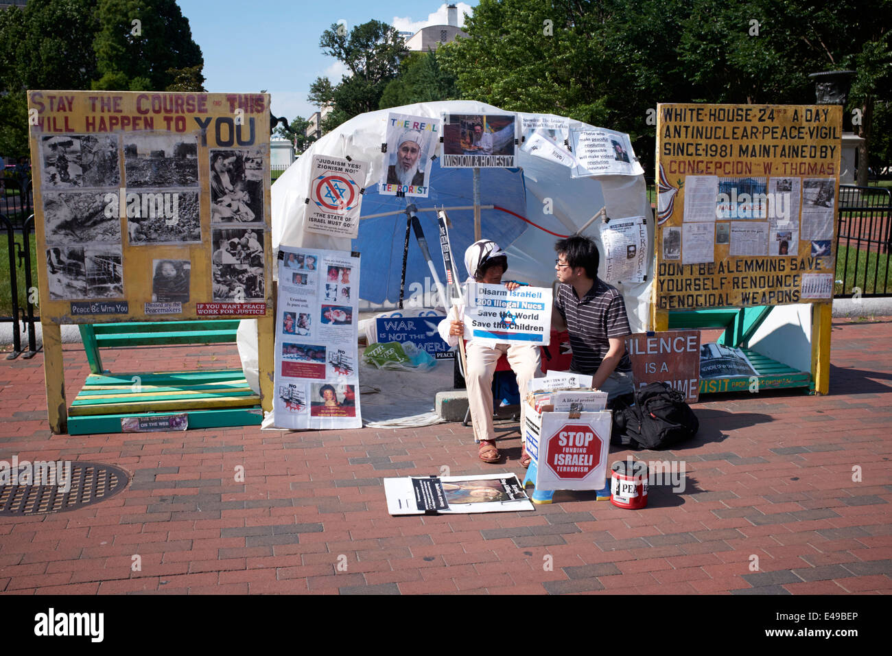 Protester accampati davanti alla Casa Bianca di Washington, DC USA e intervistata Foto Stock