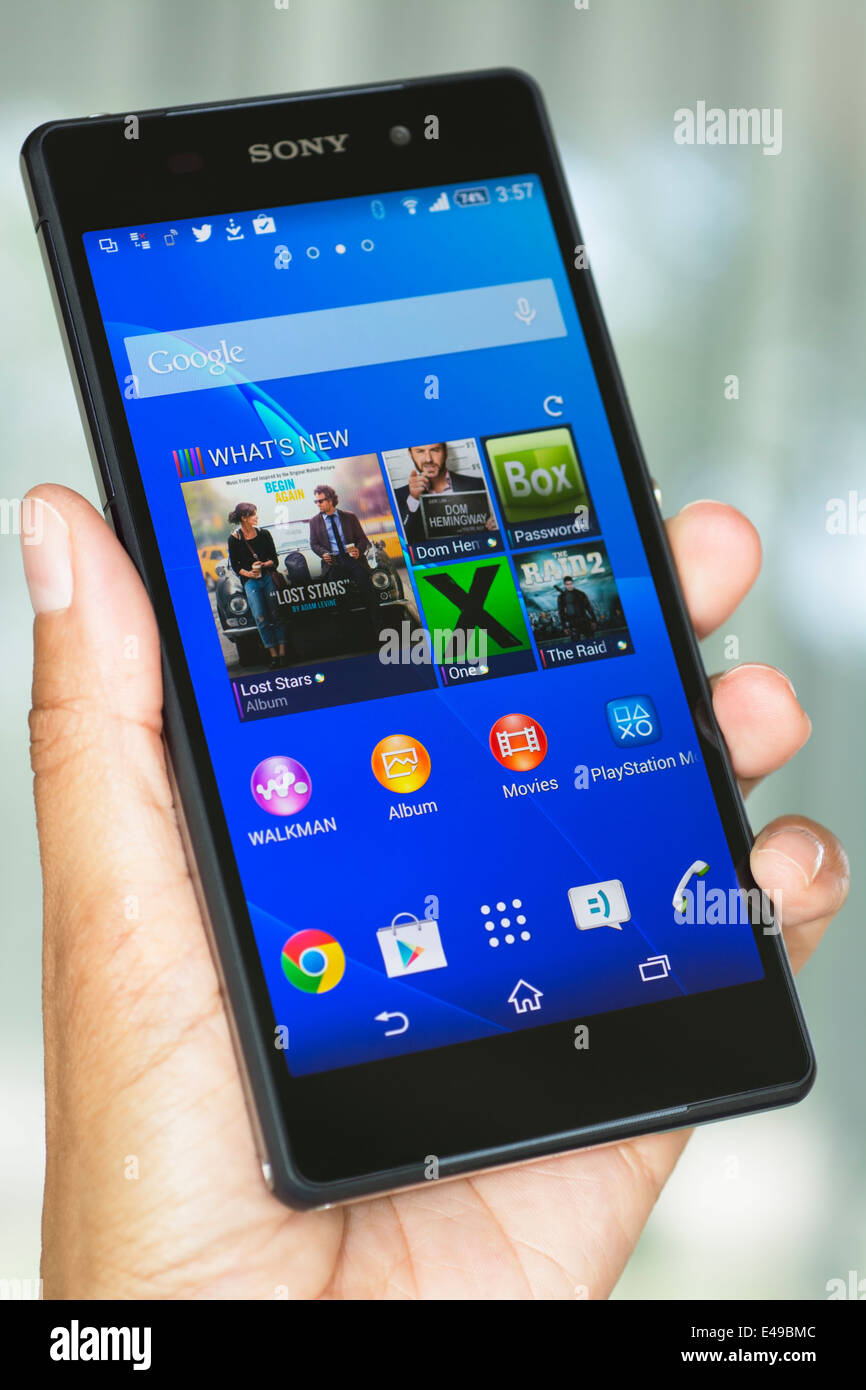 Mano azienda Smartphone, cellulare, telefono cellulare Xperia Z2 Foto Stock