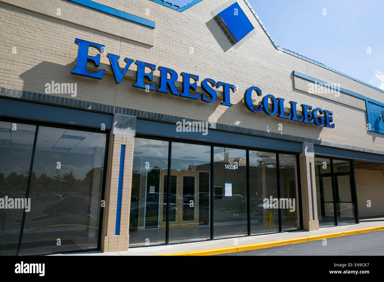 Woodbridge, Virginia, Stati Uniti d'America. 06 Luglio, 2014. Un Everest College ubicazione di Woodbridge, Virginia. Corinthian College, la società madre di Everest College e per fini di lucro è venuto sotto il controllo da parte del Dipartimento di Educazione per la presunta assunzione di predatori che lascia gli studenti con elevati livelli di debito e bassi tassi di graduazione. È stato riportato che il Corinthian ha raggiunto un accordo per vendere la maggior parte delle sue scuole e chiudere il resto. Credito: Kristoffer Tripplaar/Alamy Live News Foto Stock