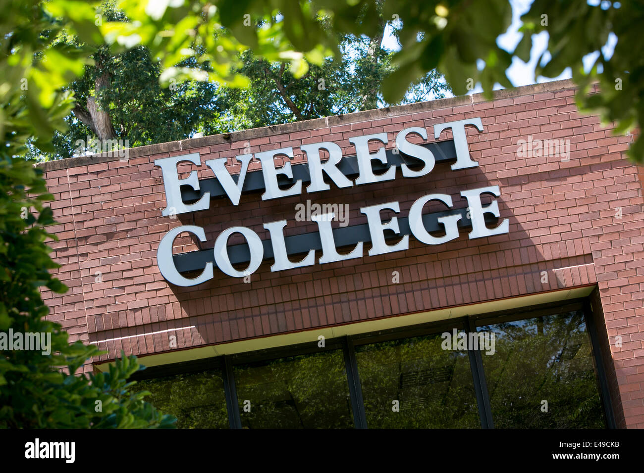 Woodbridge, Virginia, Stati Uniti d'America. 06 Luglio, 2014. Un Everest College luogo di Vienna, Virginia. Corinthian College, la società madre di Everest College e per fini di lucro è venuto sotto il controllo da parte del Dipartimento di Educazione per la presunta assunzione di predatori che lascia gli studenti con elevati livelli di debito e bassi tassi di graduazione. È stato riportato che il Corinthian ha raggiunto un accordo per vendere la maggior parte delle sue scuole e chiudere il resto. Credito: Kristoffer Tripplaar/Alamy Live News Foto Stock