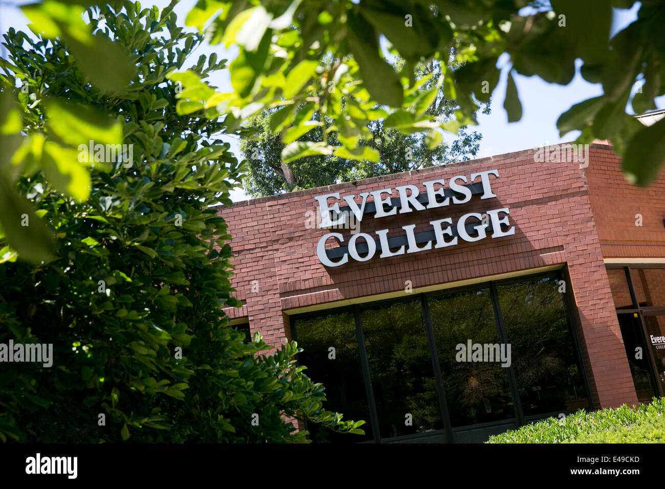 Woodbridge, Virginia, Stati Uniti d'America. 06 Luglio, 2014. Un Everest College luogo di Vienna, Virginia. Corinthian College, la società madre di Everest College e per fini di lucro è venuto sotto il controllo da parte del Dipartimento di Educazione per la presunta assunzione di predatori che lascia gli studenti con elevati livelli di debito e bassi tassi di graduazione. È stato riportato che il Corinthian ha raggiunto un accordo per vendere la maggior parte delle sue scuole e chiudere il resto. Credito: Kristoffer Tripplaar/Alamy Live News Foto Stock