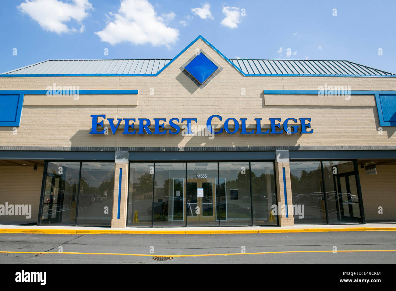 Woodbridge, Virginia, Stati Uniti d'America. 06 Luglio, 2014. Un Everest College ubicazione di Woodbridge, Virginia. Corinthian College, la società madre di Everest College e per fini di lucro è venuto sotto il controllo da parte del Dipartimento di Educazione per la presunta assunzione di predatori che lascia gli studenti con elevati livelli di debito e bassi tassi di graduazione. È stato riportato che il Corinthian ha raggiunto un accordo per vendere la maggior parte delle sue scuole e chiudere il resto. Credito: Kristoffer Tripplaar/Alamy Live News Foto Stock