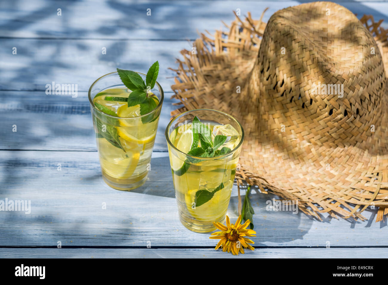 Bevanda fredda con limone e foglie di menta Foto Stock