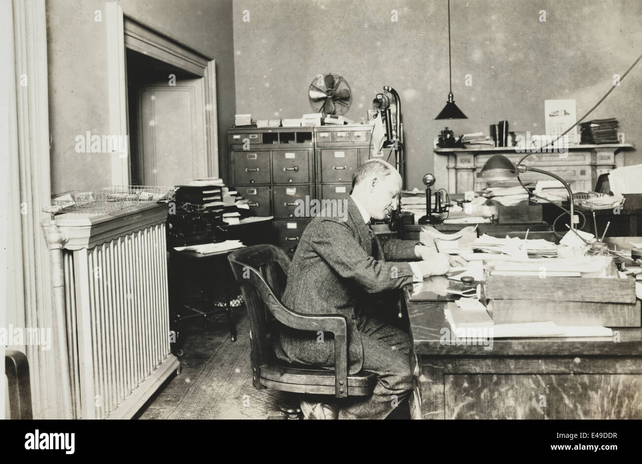 Attività dell'Interno Dipartimento delle Entrate a far rispettare il divieto Dr. A. B. Adams, capo della divisione tecnologia dell'Internal Revenue, circa 1920 Foto Stock