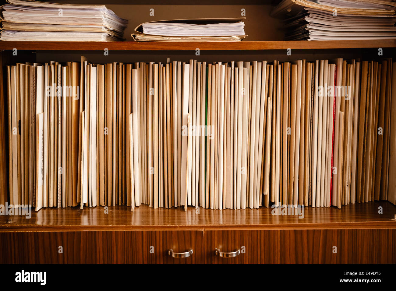 Mantenere gli archivi cartacei su ripiani sfondo Foto Stock