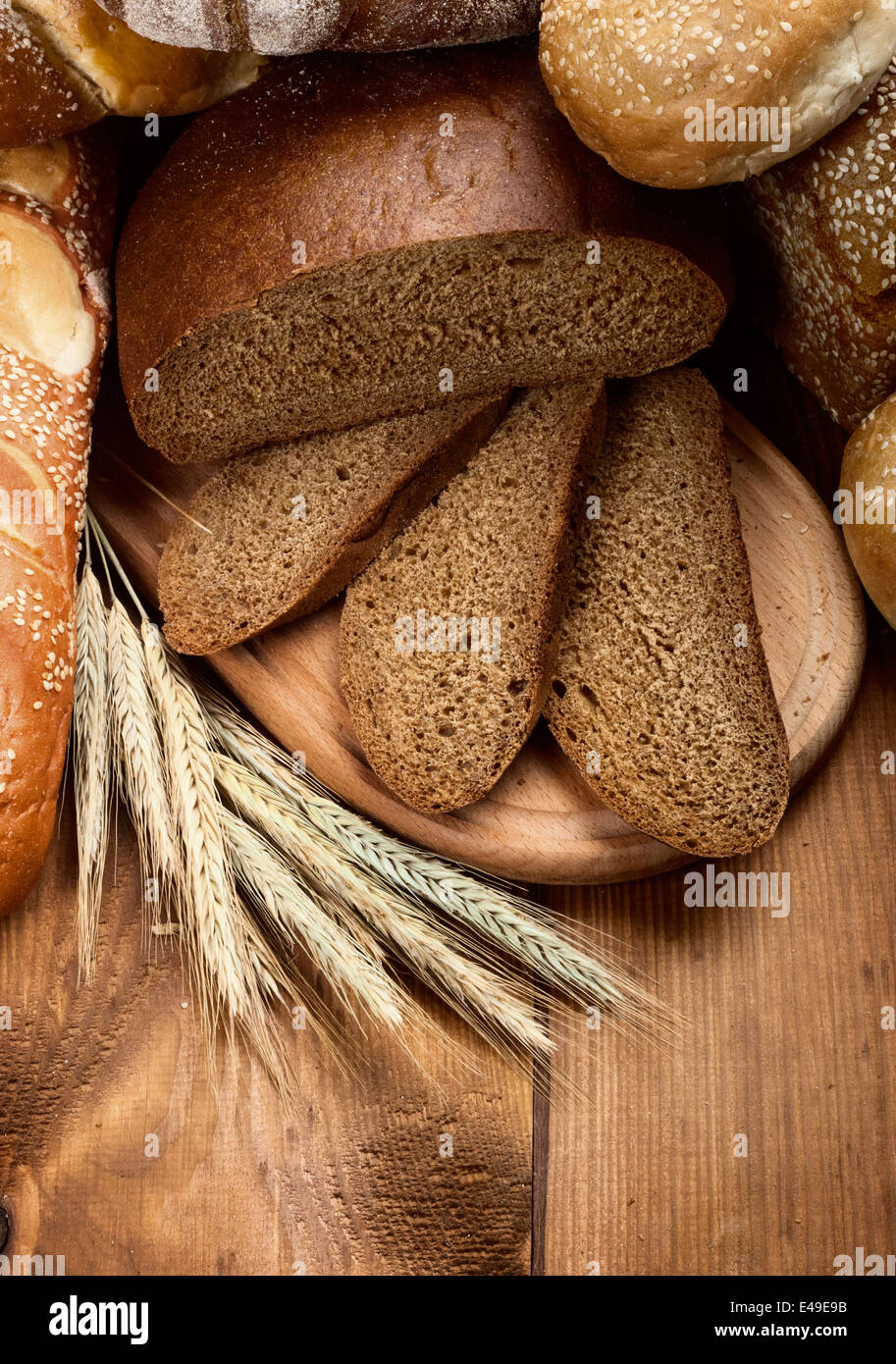 Pane fresco su una tavola di legno Foto Stock