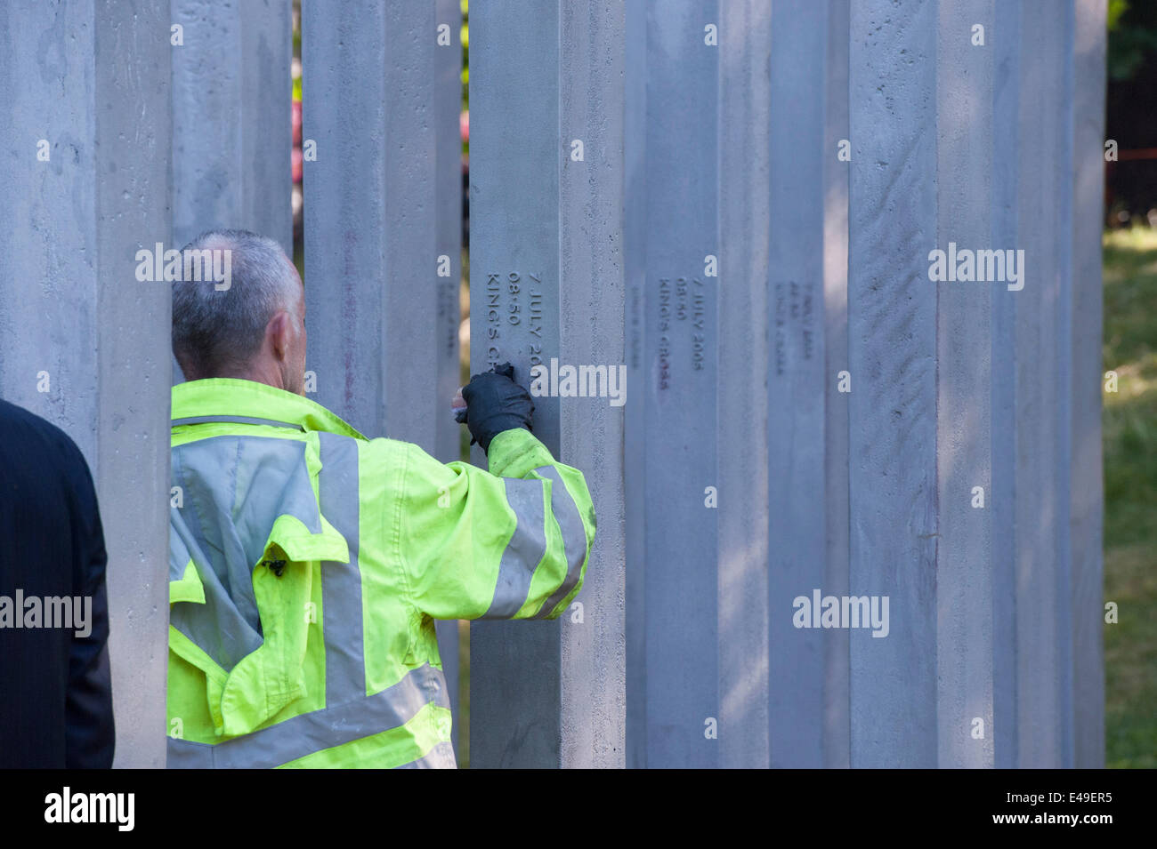 Hyde Park, London, Regno Unito. Il 7 luglio 2014. Il 7/7 attacco terroristico memorial in Hyde Park è stato soggetto ad atti vandalici alla vigilia del nono anniversario degli attentati. Una operazione di pulizia è in corso attualmente in ore prima di un memoriale di servizio è dovuto da luogo a mezzogiorno. Credito: Lee Thomas/Alamy Live News Foto Stock