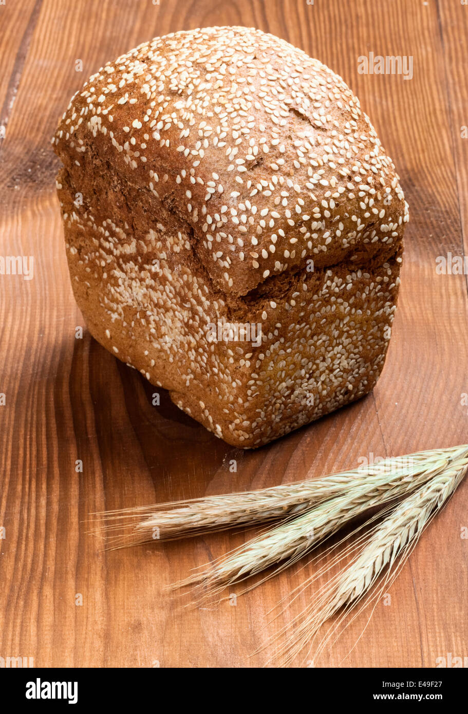 Pane fresco su una tavola di legno Foto Stock