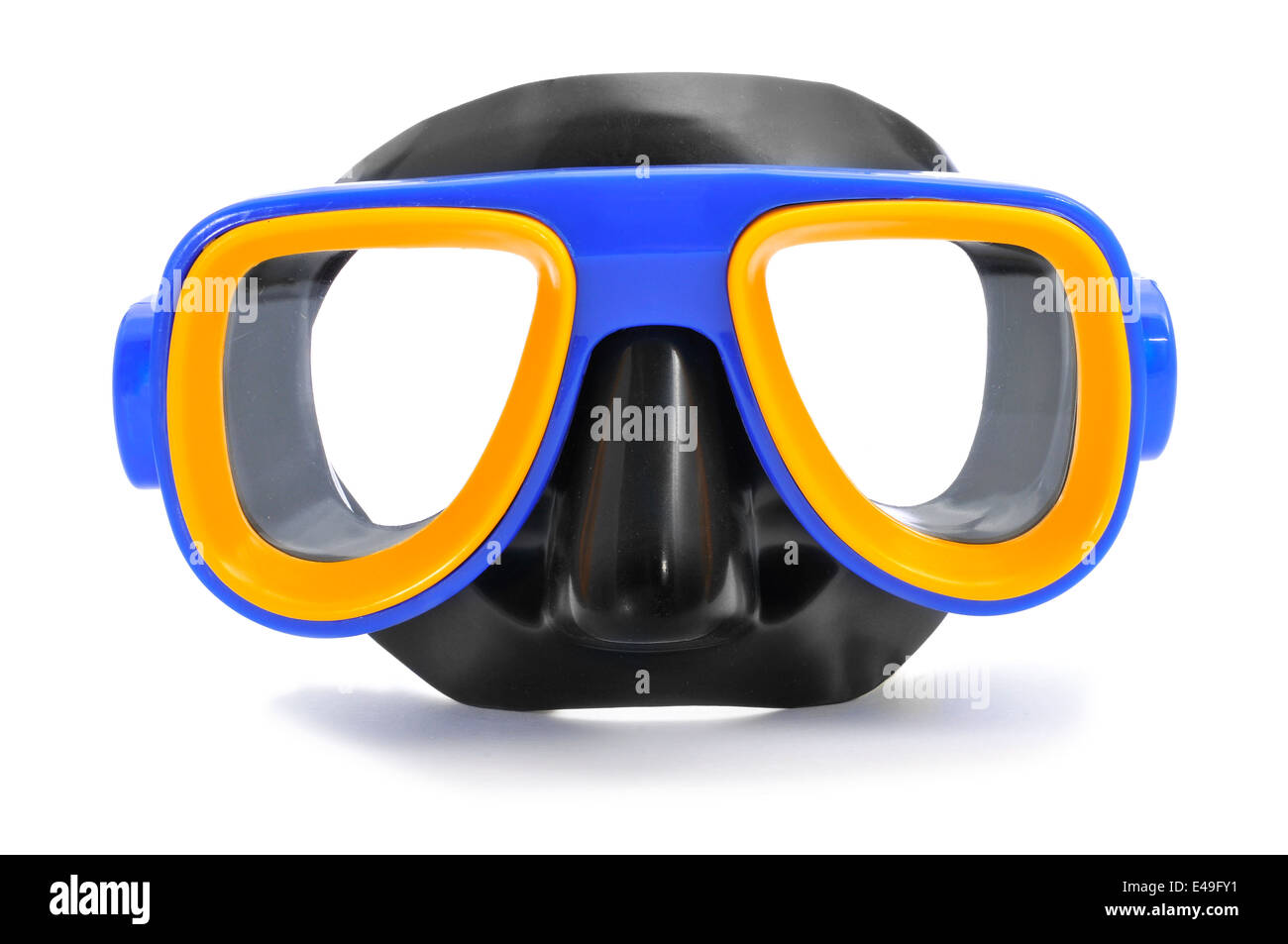 Primo piano di un blu, il giallo e il nero maschera subacquea su sfondo bianco Foto Stock