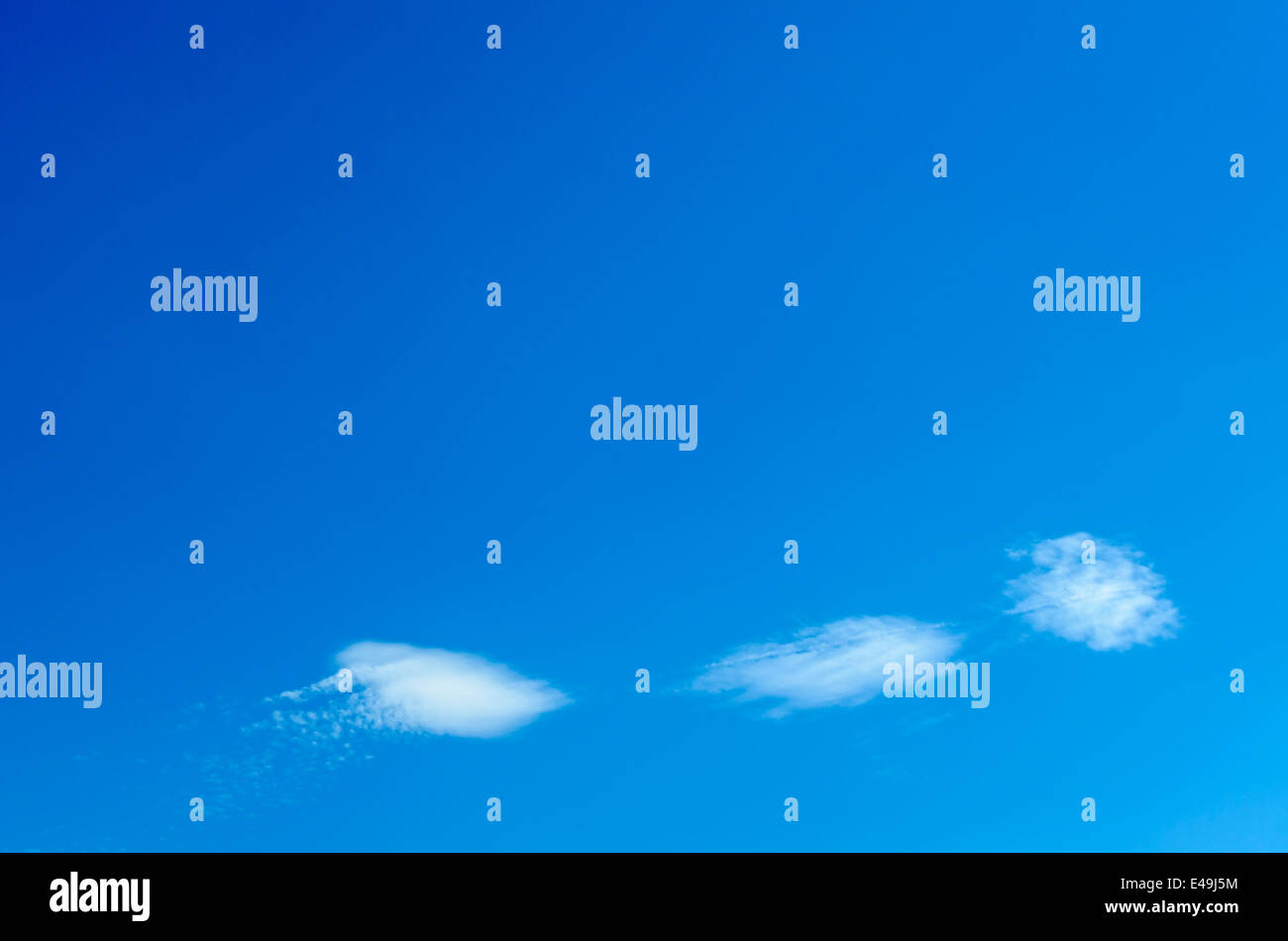 Le nuvole in un bel cielo azzurro Foto Stock