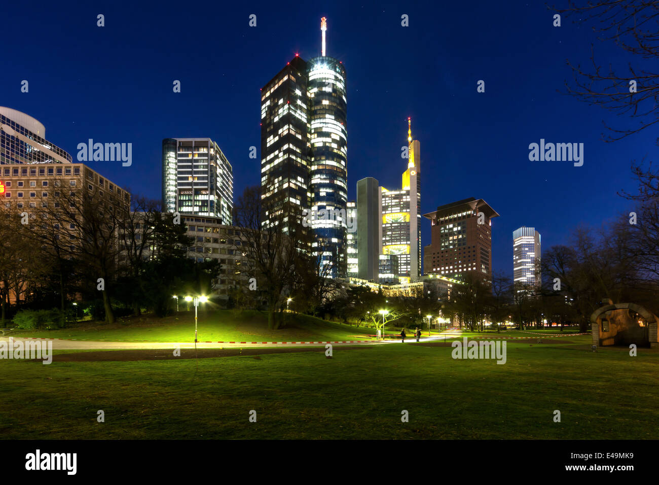 Germania, Hesse, Francoforte, il quartiere finanziario, la Helaba, Commerzbank, Giappone la torre e la Banca centrale europea , BCE, di notte Foto Stock
