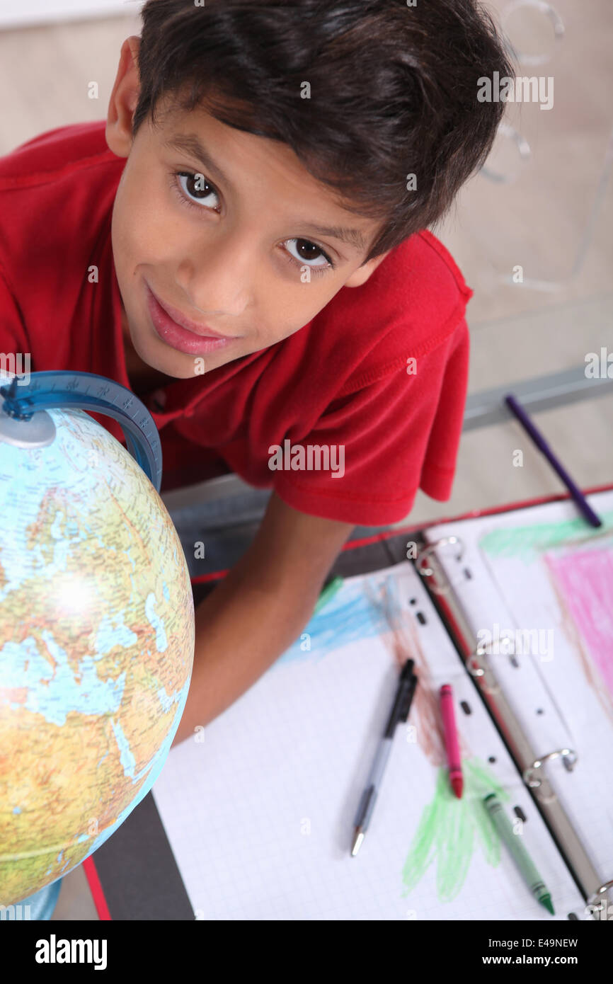 Ragazzo sognando di andare in giro per il mondo Foto Stock