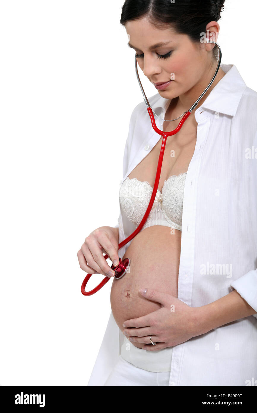 Donna incinta con uno stetoscopio Foto Stock
