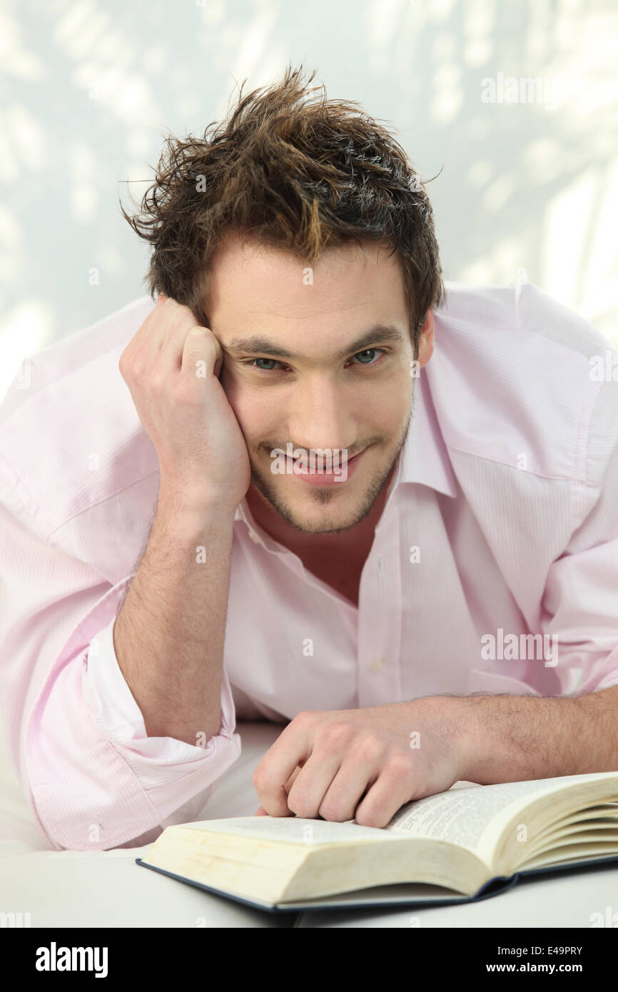 Uomo a casa Leggere prenota Foto Stock