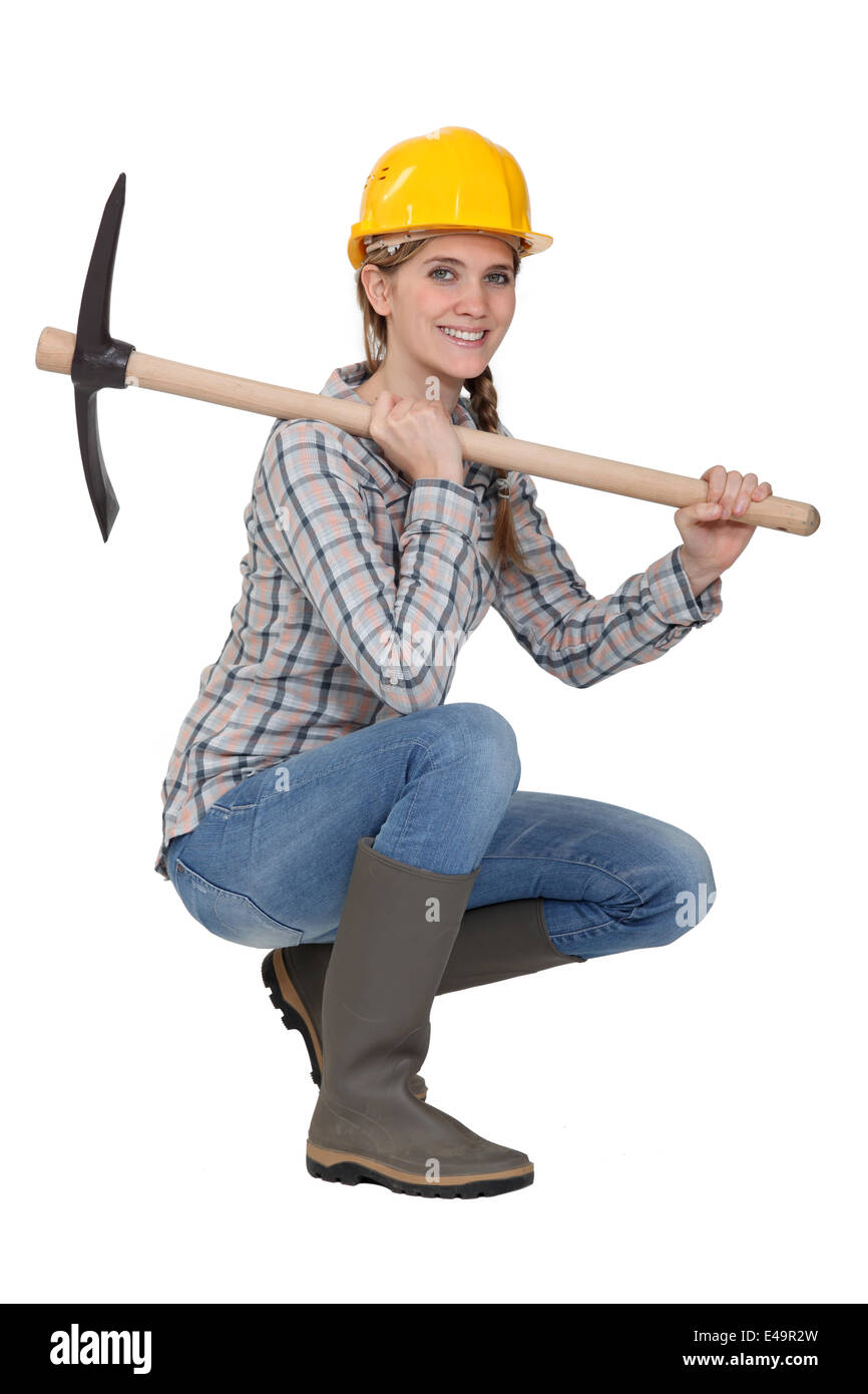 Donna con un piccone Foto Stock