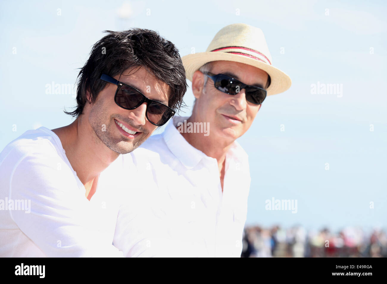 Due uomini in bianche cime e occhiali da sole Foto Stock