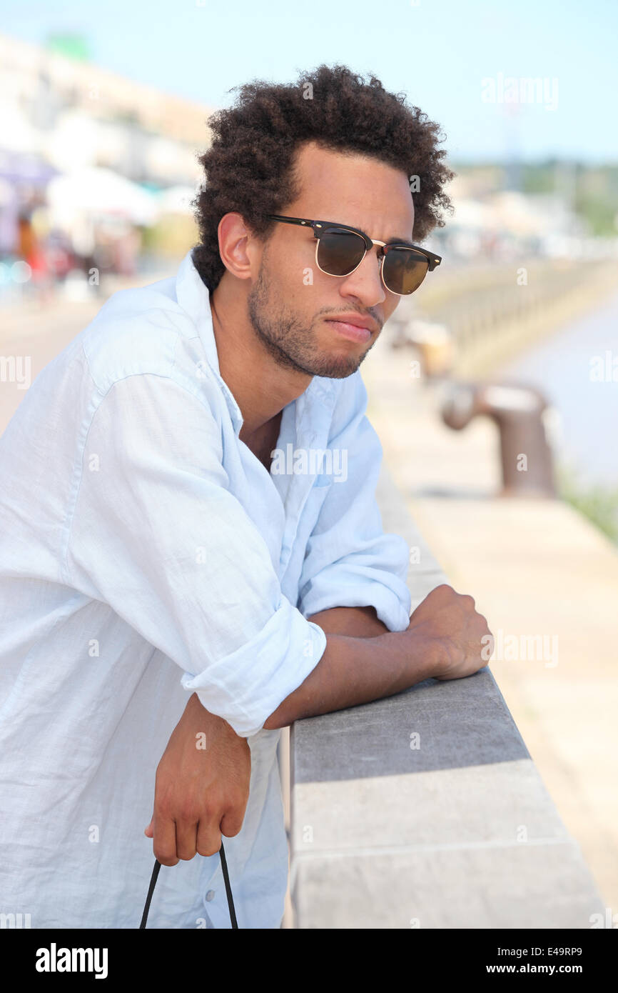 Uomo che indossa gli occhiali da sole a Bordeaux Foto Stock