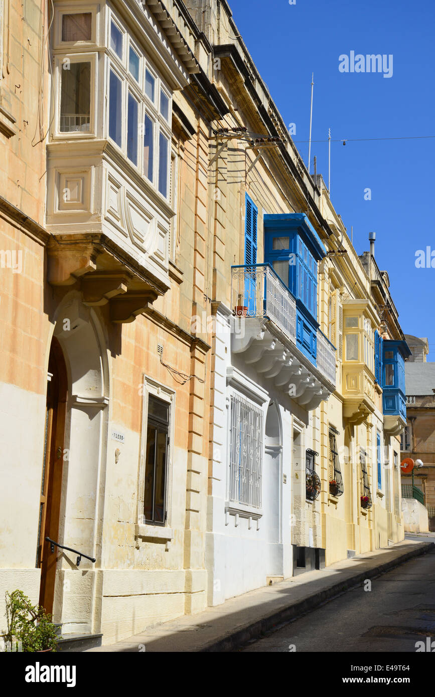Case con gallarija tradizionali balconi, Sliema (Tas-Sliema), nord del quartiere portuale, Malta Xlokk Regione, Malta Foto Stock