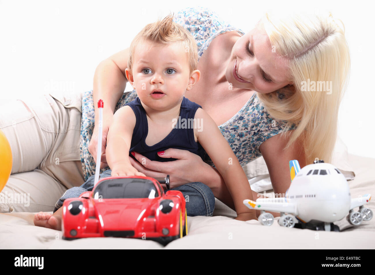 Little Boy con radio-controllato auto Foto Stock