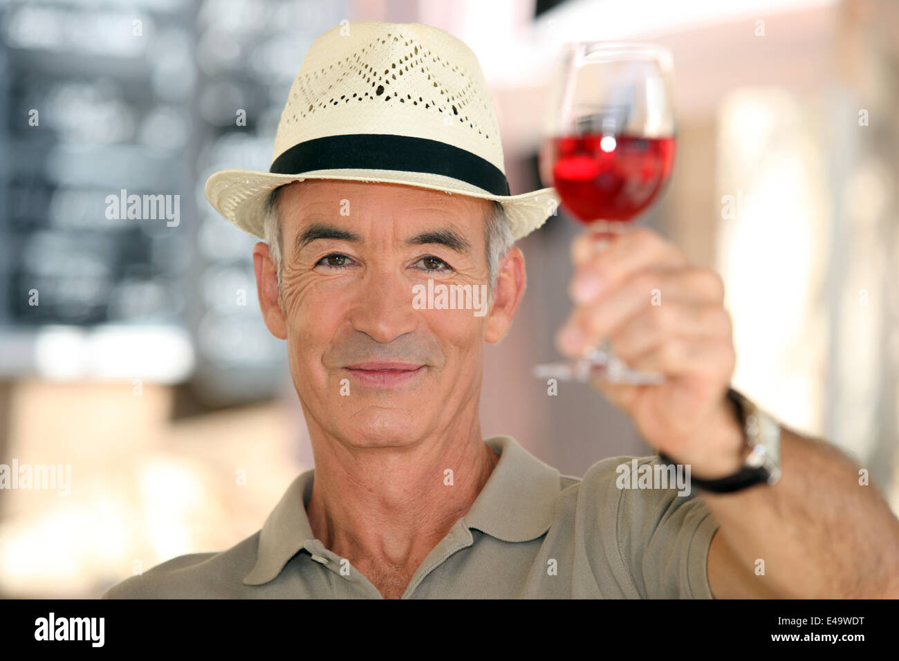 Il vecchio uomo sollevando un bicchiere di claret Foto Stock