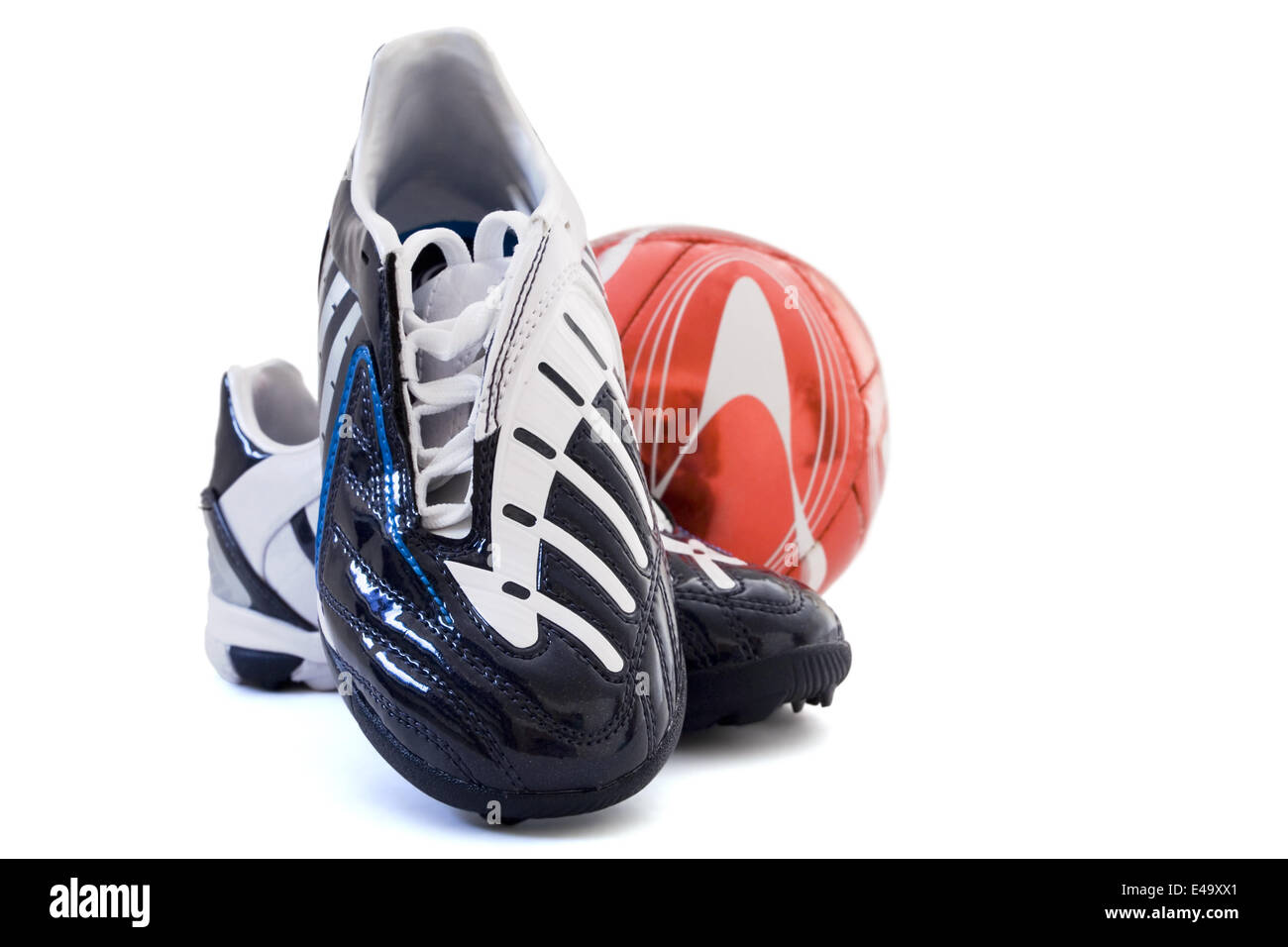 Calzature per lo sport e il rosso pallone da calcio Foto Stock