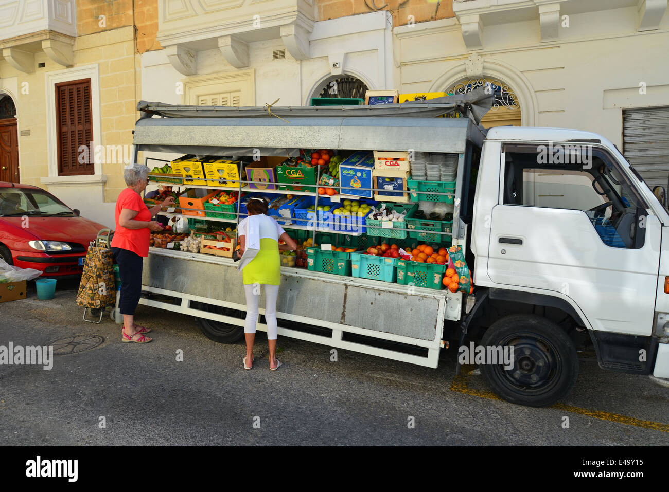 Frutta & Verdura van consegna in Street, Sliema (Tas-Sliema), nord del quartiere portuale, Malta Xlokk Regione, Repubblica di Malta Foto Stock