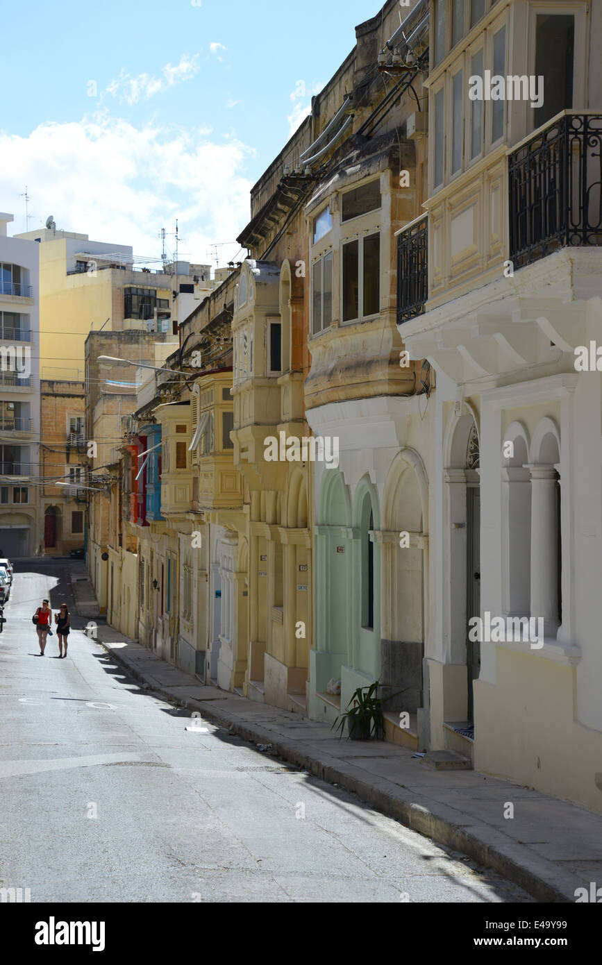 Case con gallarija tradizionali balconi, Sliema (Tas-Sliema), nord del quartiere portuale, Malta Xlokk Regione, Malta Foto Stock