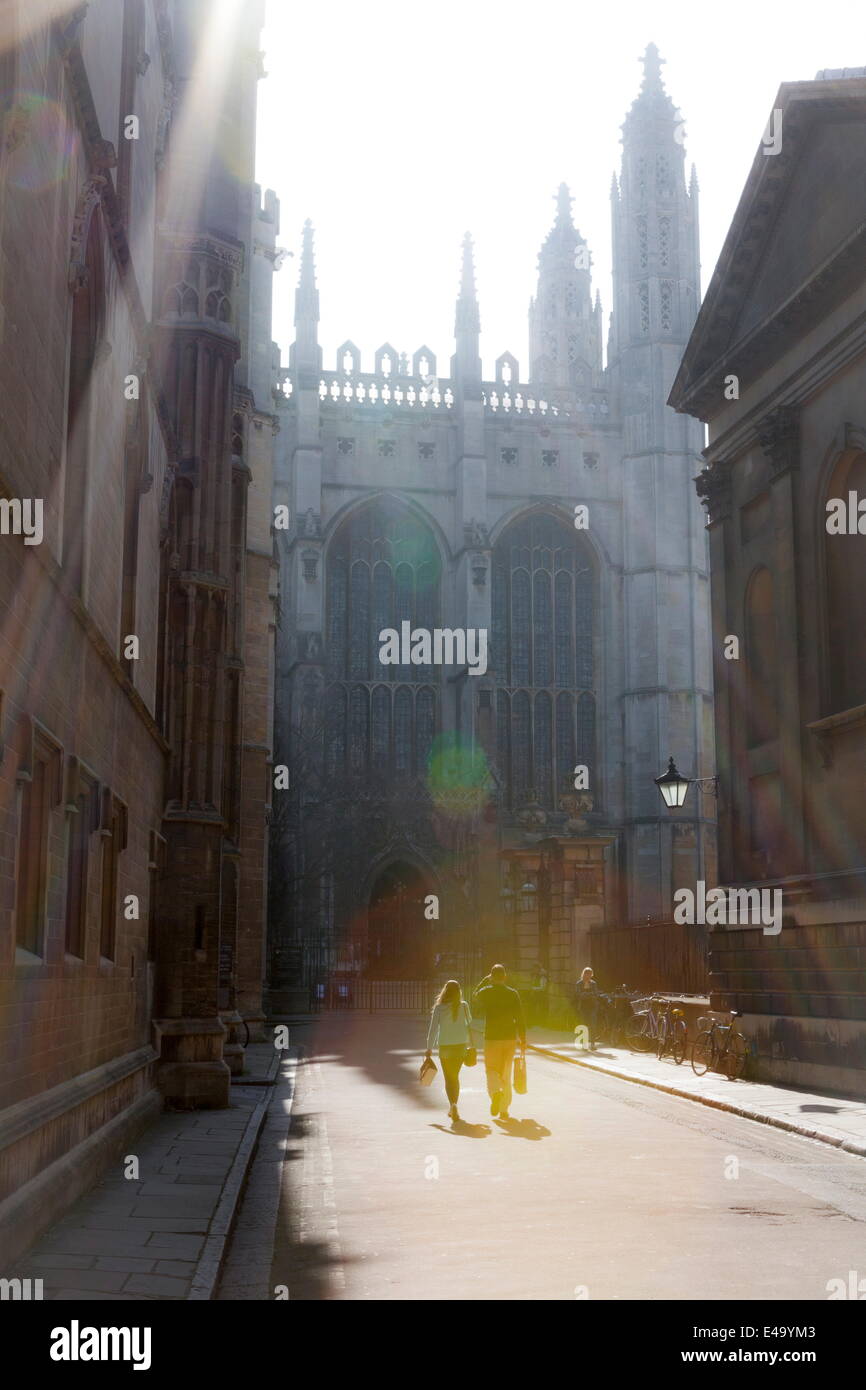 Kings College Chapel e l'ingresso al Clare College immerso nella luce del sole, Cambridge, Cambridgeshire, England, Regno Unito Foto Stock