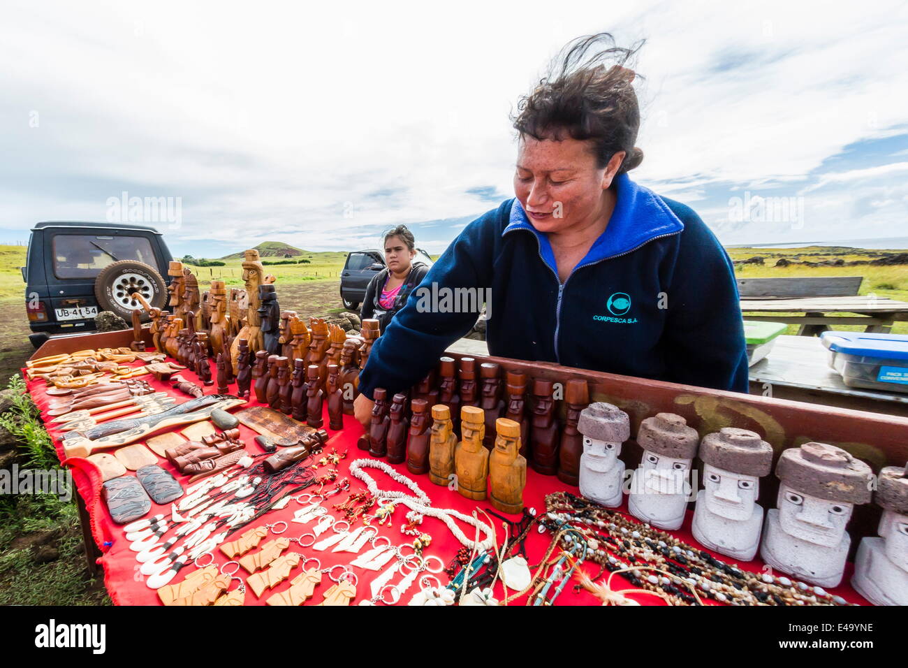 Donna locali vendono artigianato a Ahu Akahanga sull'Isola di Pasqua (Isla de Pascua), Rapa Nui, Cile, Sud America Foto Stock