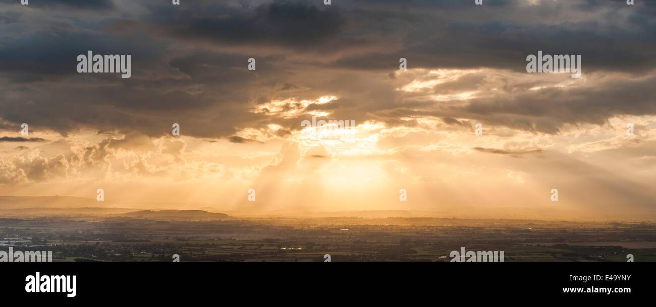 Il tramonto del Severn Vale presi da Cleve Hill a Cheltenham, il Costwolds, Gloucestershire, England, Regno Unito, Europa Foto Stock