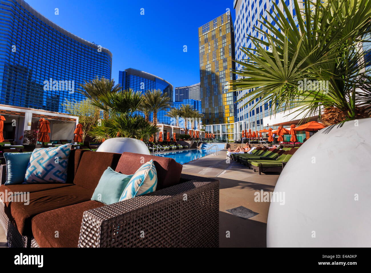 Relax a bordo piscina, il Mandarin Oriental, centro città, Las Vegas, Nevada, Stati Uniti d'America, America del Nord Foto Stock