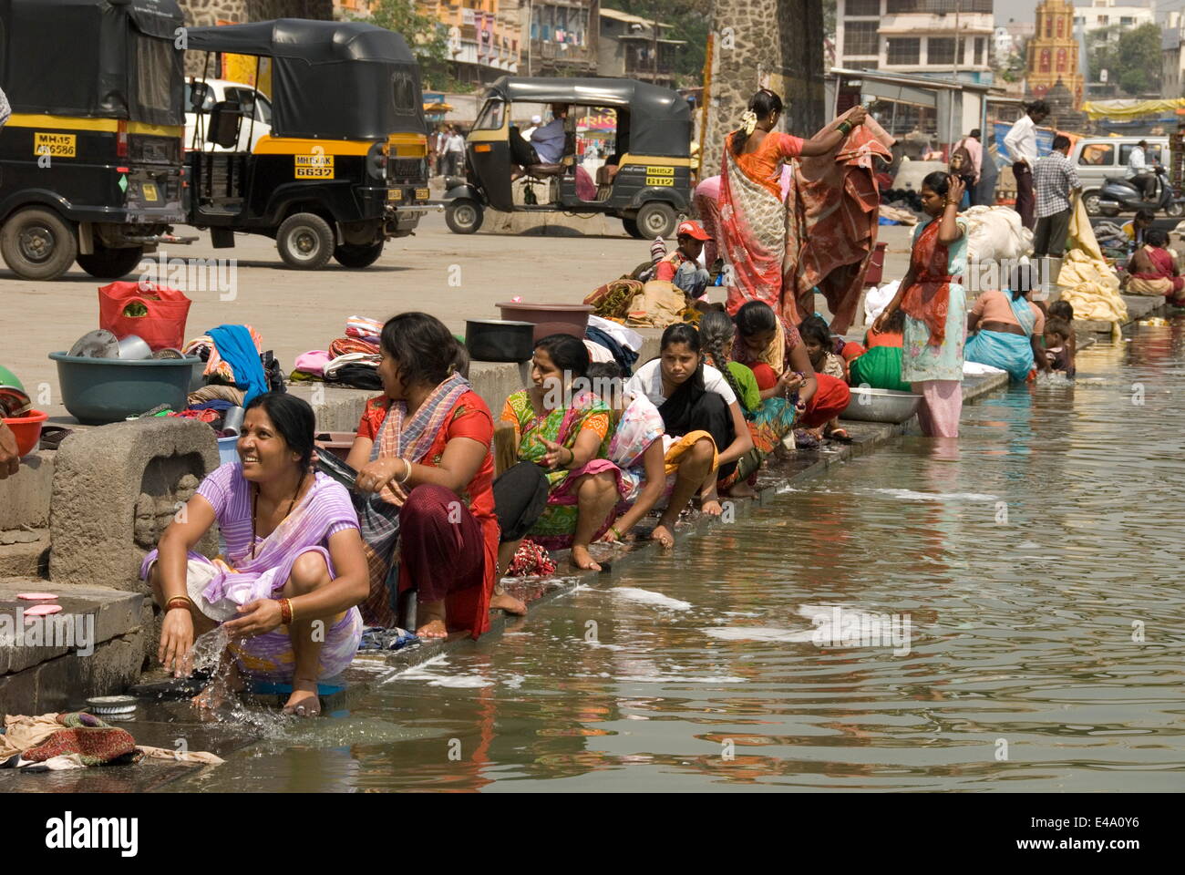 Donne lavaggio in corrispondenza dei ghats lungo il fiume santo Godavari, Nasik (Nashik), Maharashtra, India, Asia Foto Stock