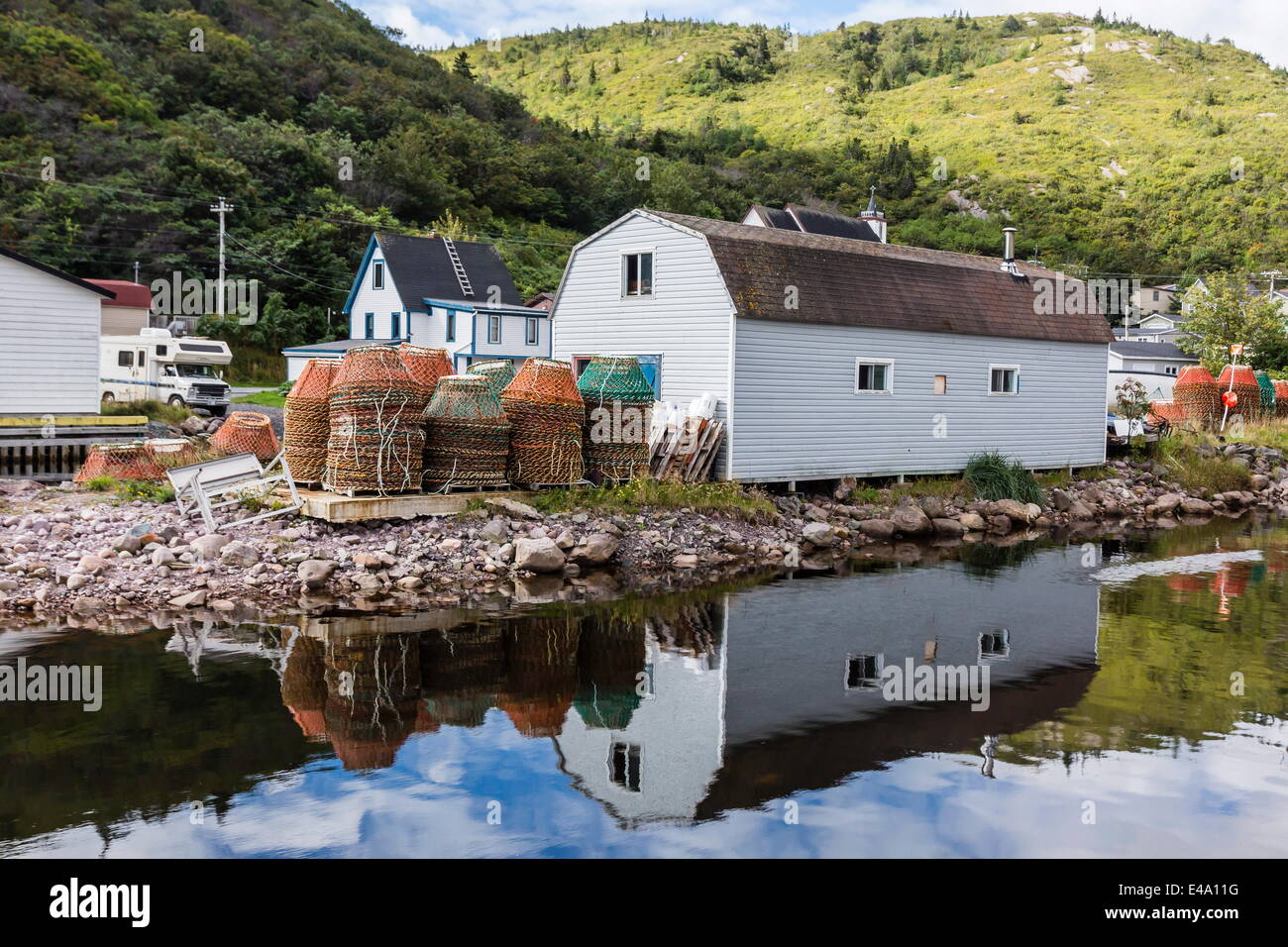 Piccolo porto con trappole a base di aragosta al di fuori di San Giovanni, Terranova, Canada, America del Nord Foto Stock