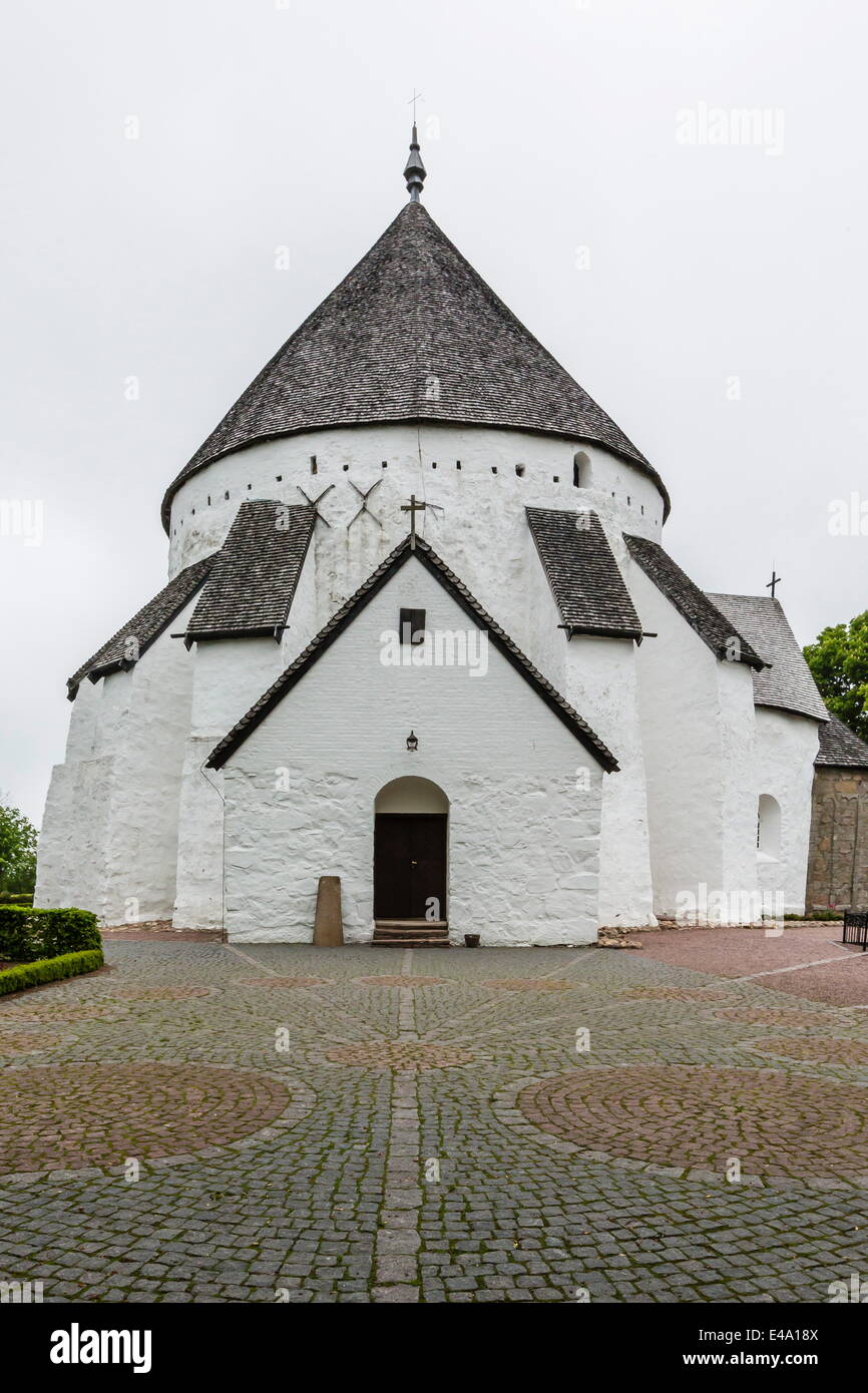 Vista esterna del XIII secolo il design circolare Osterlars Chiesa, Bornholm, Danimarca, Scandinavia, Europa Foto Stock