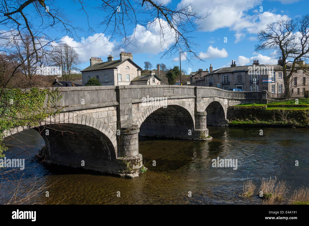 Il vecchio ponte di Kent, attraversando il fiume Kent dalla nuova strada per Aynham Road, Kendal South Lakeland, Cumbria, England, Regno Unito Foto Stock