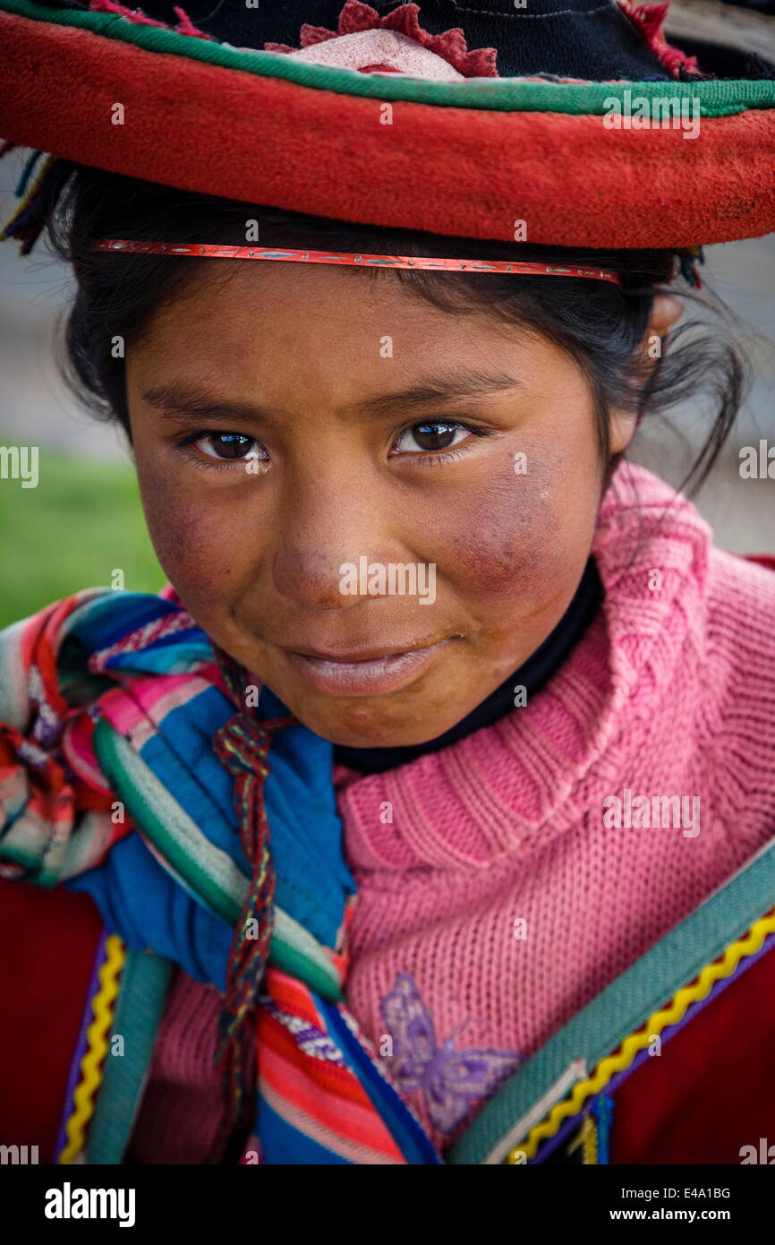 Ritratto di una ragazza Quechua con abito tradizionale, Cuzco, Perù, Sud America Foto Stock