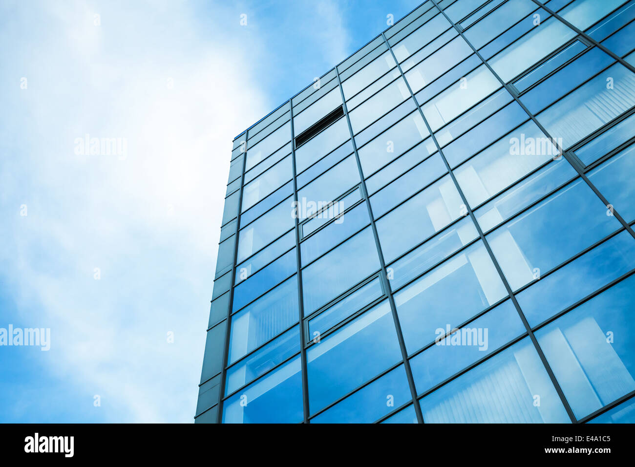 Moderno edificio muro fatto di acciaio e vetro con cielo blu Foto Stock