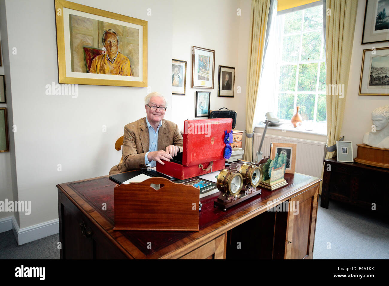 Salisbury, Regno Unito. 5 Luglio, 2014. Signore Hurd si siede a Sir Edward Heath lo studio desk presso Arundells, la stretta, Salisbury, casa del tardo Sir Edward Heath Sabato 5 Luglio, 2014 dopo aver aperto lo studio al pubblico. La scrivania era una volta di proprietà di ex Primo Ministro David Lloyd George Credito: John Rose Fotografia/Alamy Live News Foto Stock