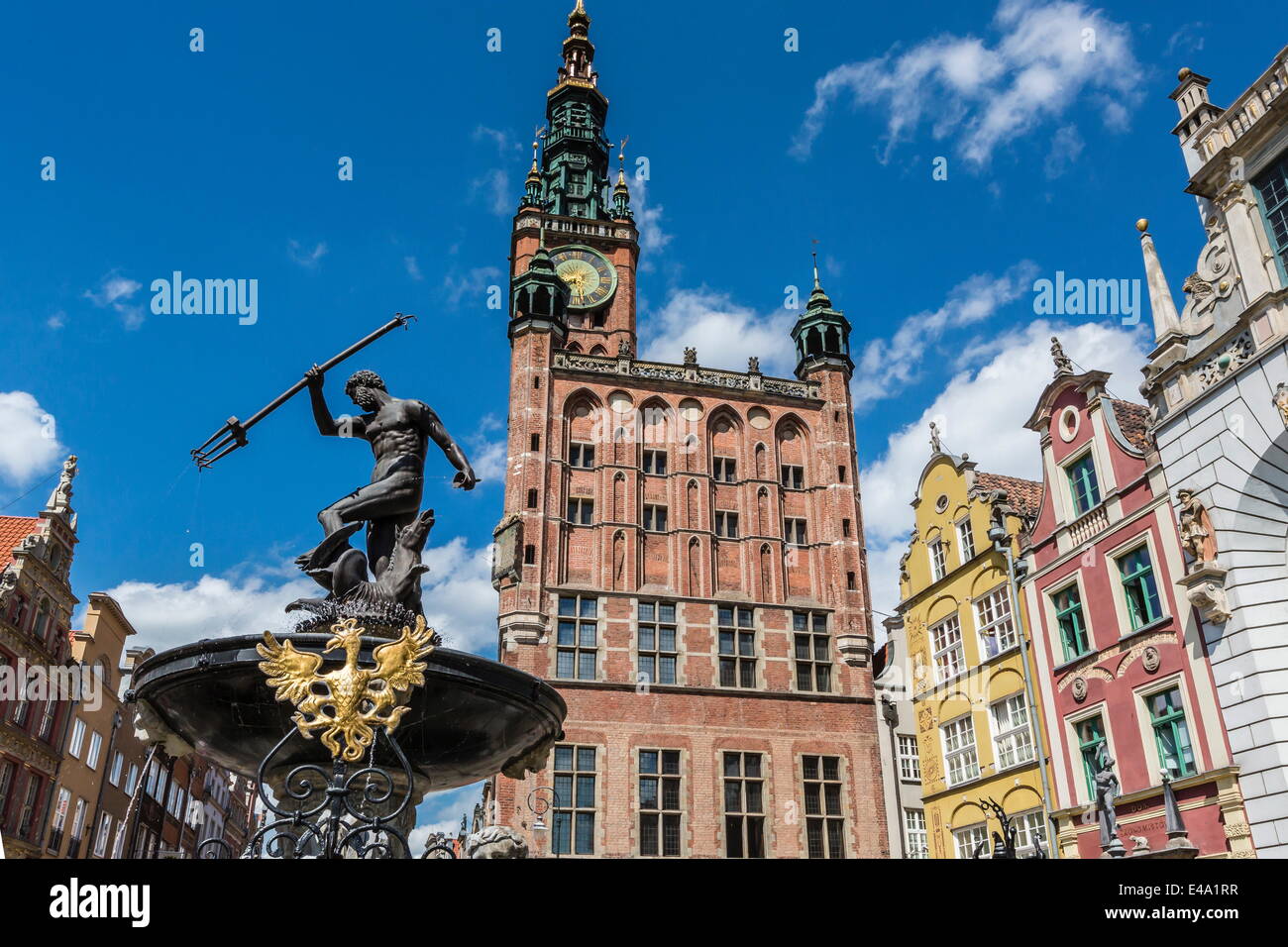 Re Nettuno statua nel Mercato Lungo, Dlugi Targ, con municipio orologio, Gdansk, Polonia, Europa Foto Stock