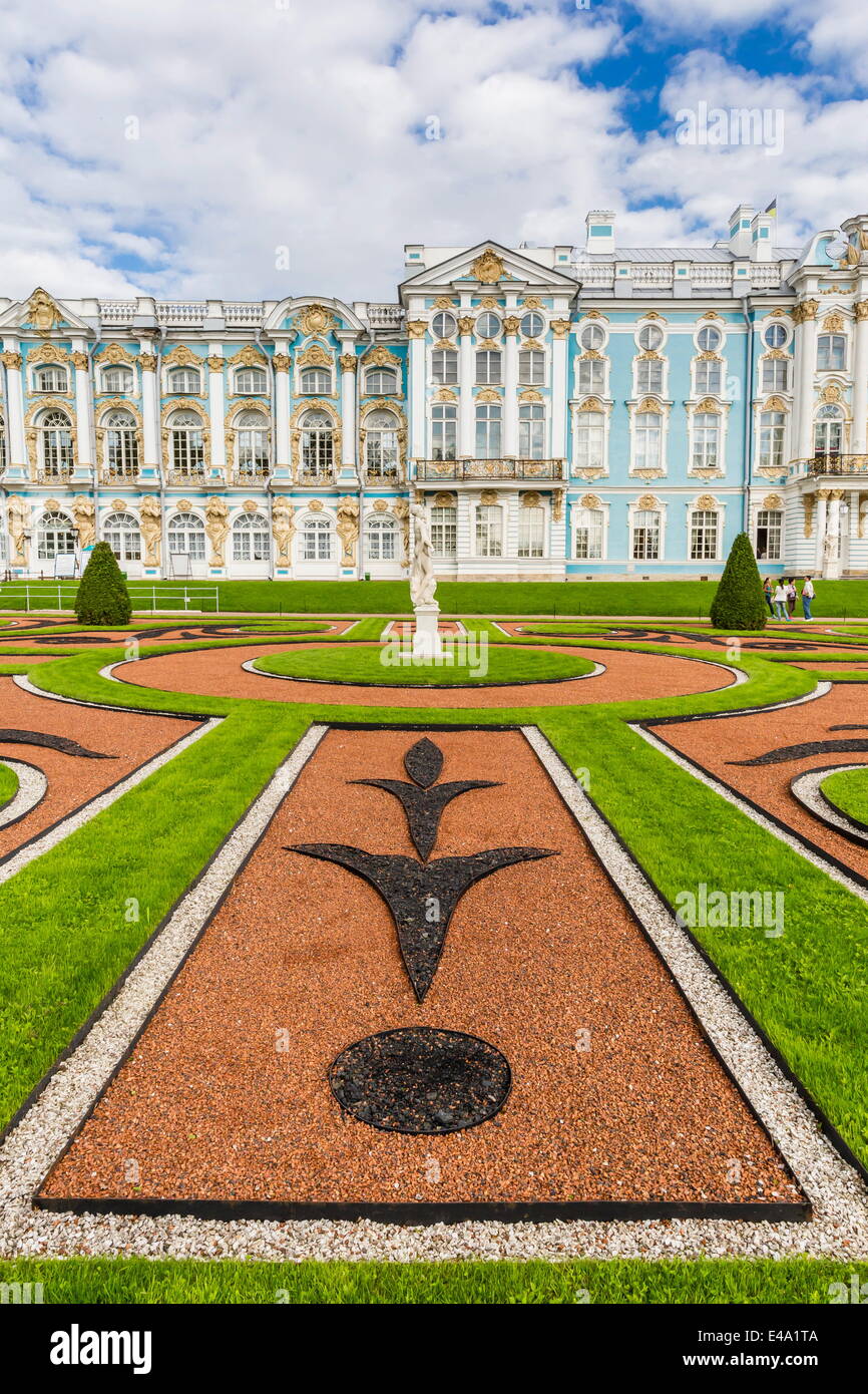 Vista di stile francese del formali giardini presso il Palazzo di Caterina, Tsarskoe Selo, San Pietroburgo, Russia, Europa Foto Stock