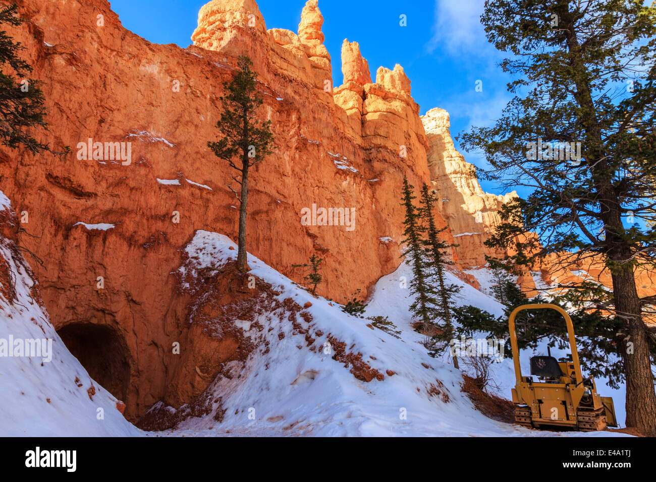 Attrezzatura per la pulizia della neve in un tunnel attraverso il Red Rock in inverno, pieghevole Loop Trail, Parco Nazionale di Bryce Canyon, Utah, Stati Uniti d'America Foto Stock
