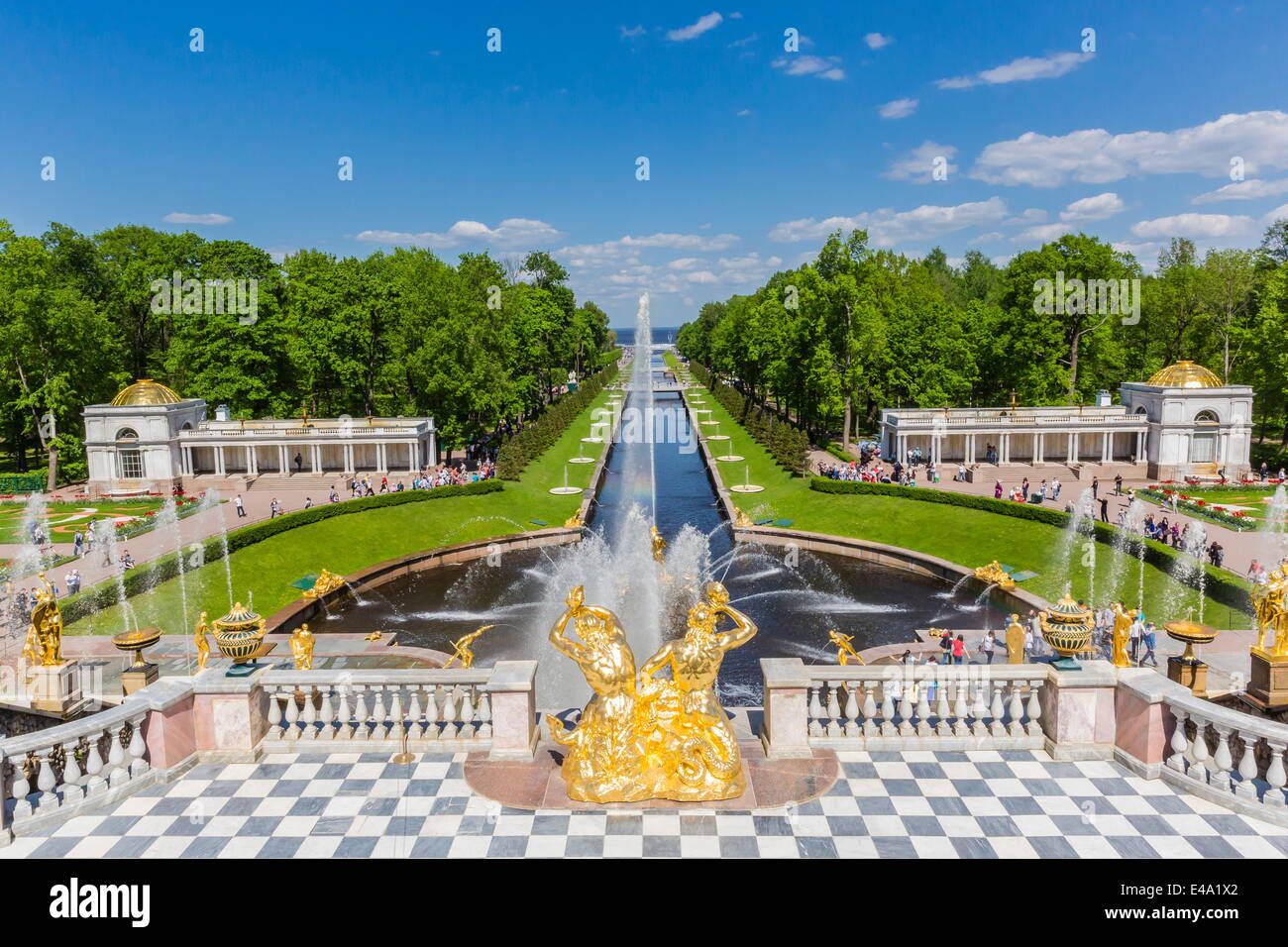 La Grande Cascata di Peterhof, Pietro il Grande Palazzo di San Pietroburgo, Russia, Europa Foto Stock