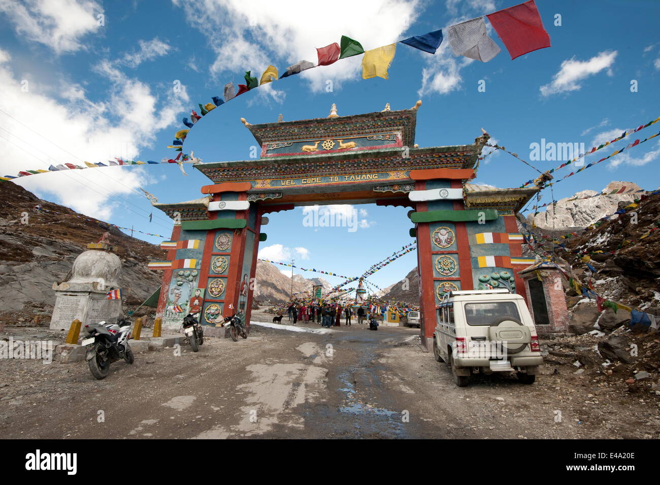 La preghiera buddista bandiere attorno alla porta di Sela mountain pass a 13700 piedi sopra il livello del mare, Arunachal Pradesh, India, Asia Foto Stock