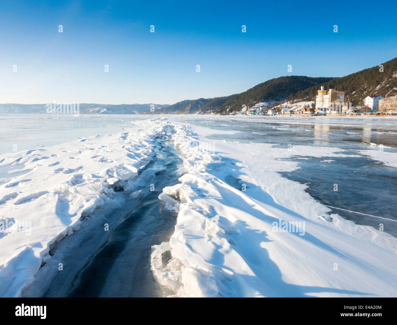 Incrinatura del ghiaccio sulla superficie del lago Baikal che ha aperto e ricongelati, villaggio di Listvyanka vicino a Irkutsk, Siberia, Russia Foto Stock