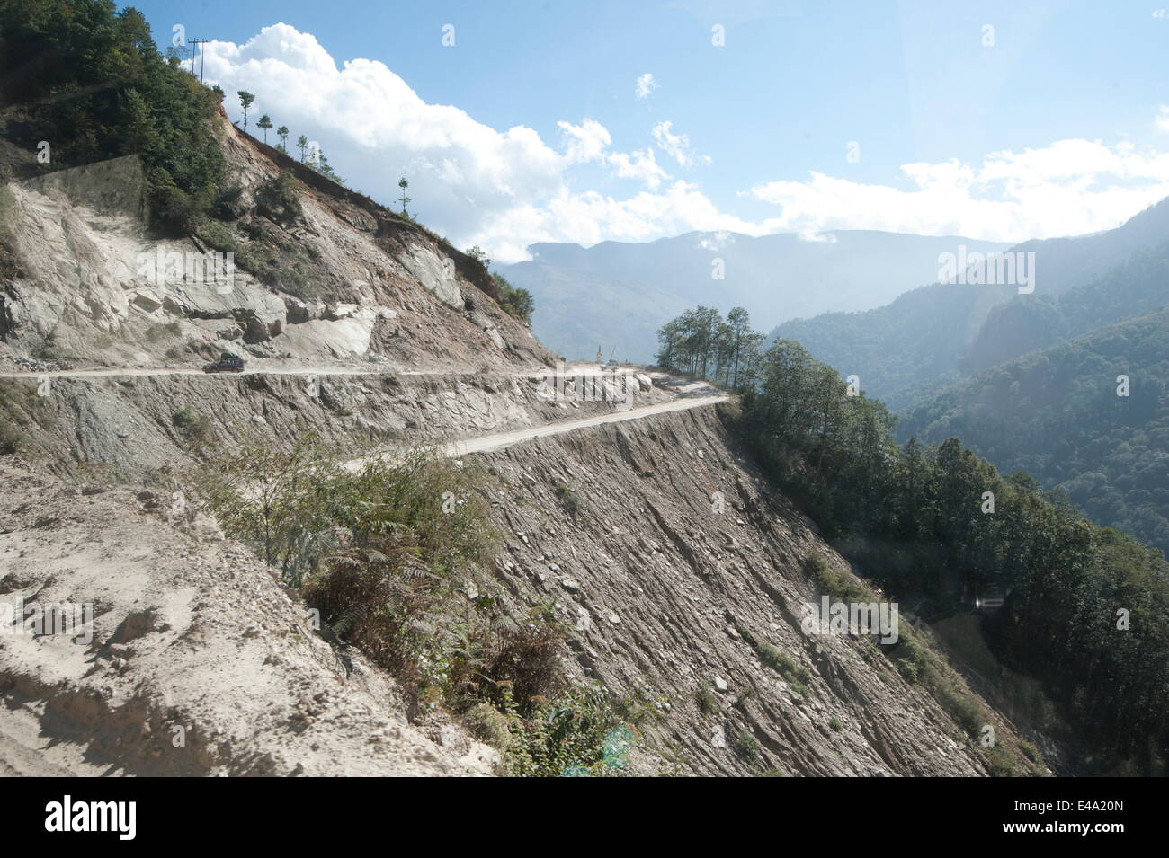 Alta strade di montagna tagliato nella roccia a strapiombo, Arunachal Pradesh, India, Asia Foto Stock