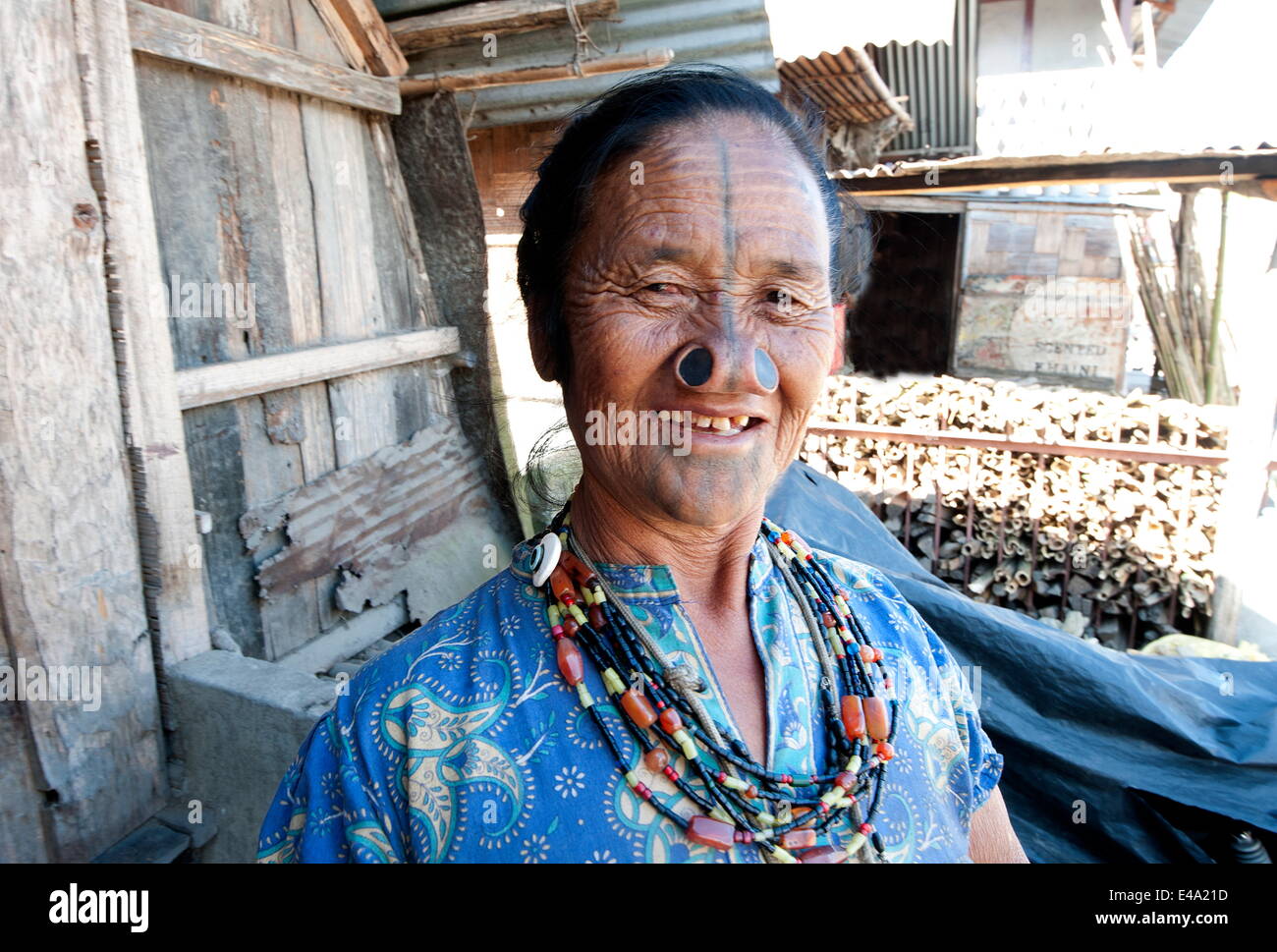 Apatani donna tribale con tradizionale yaping hullo (tappi naso) e tatooing facciali e un crocifisso, Arunachal Pradesh, India Foto Stock