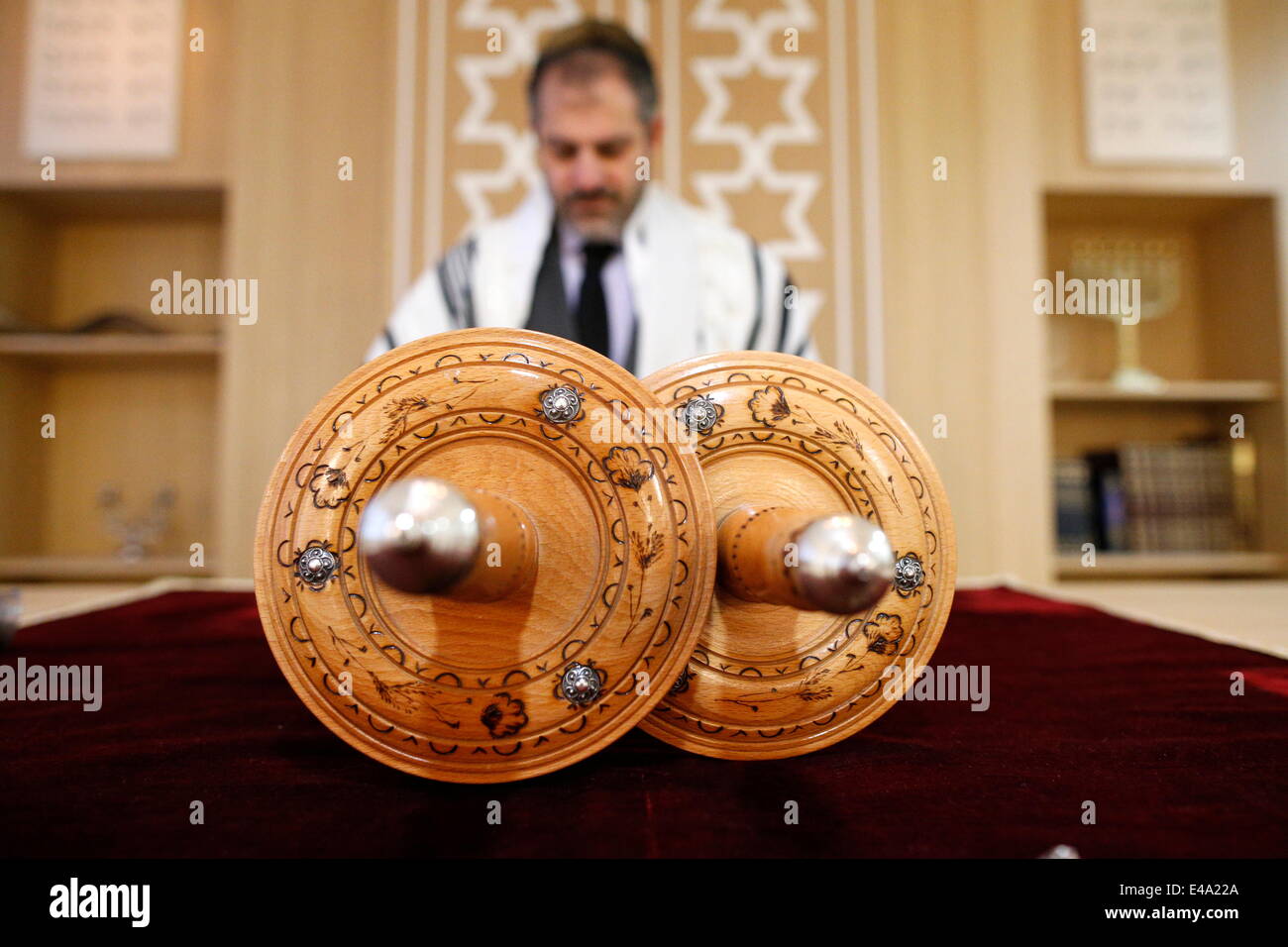 Rotolo di Torah Beth Yaacov sinagoga, Parigi, Francia, Europa Foto Stock