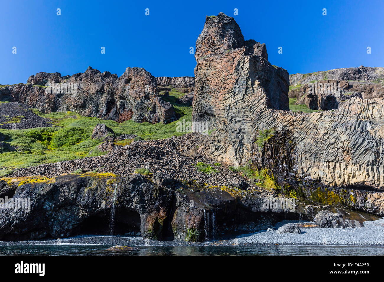 Straordinari esempi di basalto colonnare sulla costa meridionale di Disko Isola, Kuannersuit, Groenlandia, regioni polari Foto Stock