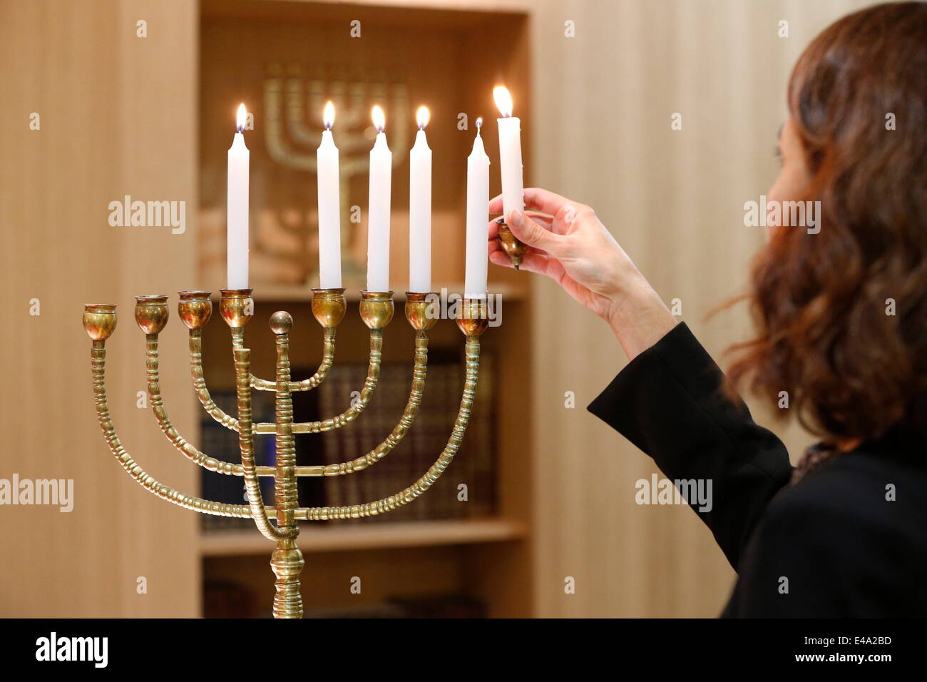Illuminazione Il Hanukkah candele, Parigi, Francia, Europa Foto Stock